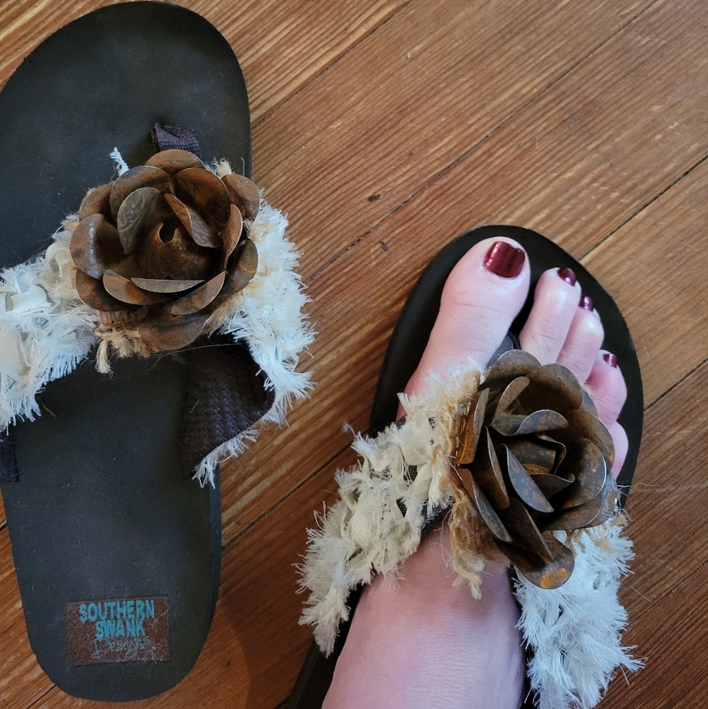 Flip flop with metal rose